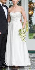 Alyne by Rivini
Ashley
Silk Dupioni
Ivory
Sweetheart
Box-pleat
Ball Gown
Wedding Dress
Front wide 1