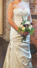 Monique Lhuillier 
Meringue Bodice
Magical Skirt
white
Satin
Chantilly lace
flower details