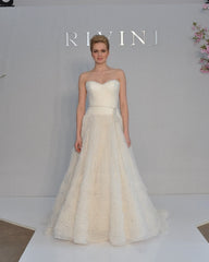 Rivini
Kyra
Ruched
A-line
Sweetheart
Strapless
Tulle
Wedding Dress
runway photo