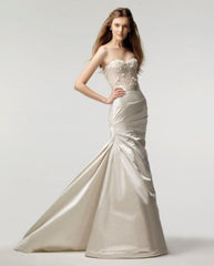 Monique Lhuillier 
Meringue Bodice
Magical Skirt
white
Satin
Chantilly lace
flower details