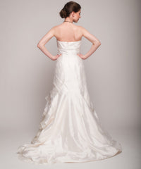 Junko Yoshioka
Petal
White
Ivory
Silk
Ruffle
Strapless
Wedding Dress
Back wide