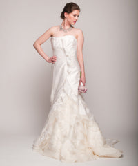 Junko Yoshioka
Petal
White
Ivory
Silk
Ruffle
Strapless
Wedding Dress
Front side wide