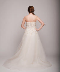 Reem Acra
Snowdrop
A-Line
Tulle
Strapless
Flowers
Crystal Embroidery
Wedding Dress
Back wide