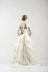 Vera Wang
Deidre
Ivory
Strapless
Tulle
Organza layers
Ball Gown
Wedding Dress
Back wide