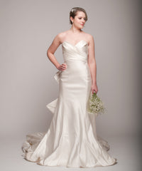 Ulla Maija
Felicite
Ivory
Satin
Sweetheart
A-line
Chap Train
Dramatic
Wedding Dress
Front side wide 2