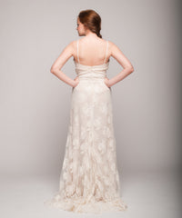 Mira Zwillinger
Lori
Lace
Tulle straps
V-neck
Wedding Dress
Back wide