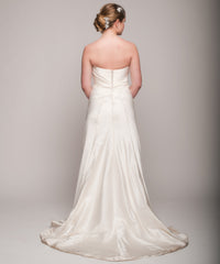 Ulla Maija
Felicite
Ivory
Satin
Sweetheart
A-line
Chap Train
Dramatic
Wedding Dress
Back wide