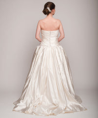 Pnina Tornai Strapless Pleated Wedding Dress
Satin
Ivory
Full skirt
Back wide