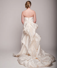 Ulla Maija
Felicite
Ivory
Satin
Sweetheart
A-line
Chap Train
Dramatic
Wedding Dress
Back wide
Detachable train