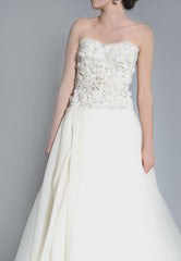 Monique Lhuillier
Cypress
Ivory
Tulle
Strapless
Floral
Corset
A-line
Wedding Dress
front close