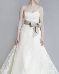 Vera Wang Luxe 'Whitney' Lace Dress front close