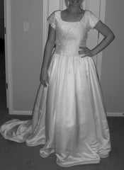 Tomasina 
cap sleeve
Ivory
satin
ball gown