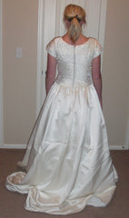 Tomasina 
cap sleeve
Ivory
satin
ball gown