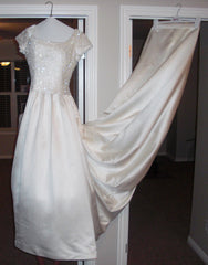 Tomasina 
cap sleeve
Ivory
satin
ball gown