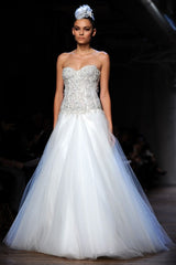 Monique Lhuillier
Cypress
Ivory
Tulle
Strapless
Floral
Corset
A-line
Wedding Dress
look book photo