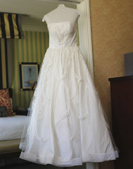 Jorge Manuel 
Tulle 
Ball gown
A-line
Ivory
Strapless
Wedding Dress
Front wide 2