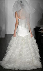 Kenneth Pool
Fashionista
Mermaid Gown
ivory
tulle
layered skirt
sweetheart