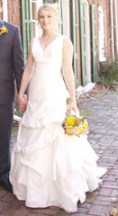 Cupid Shirred Pick Up Wedding Dress
romantic
ivory
classic
V-neck
side wide