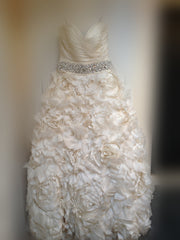 Monique Lhuillier
Sunday Rose
Floral
Ivory
Silk Organza
Ball Gown
Wedding Dress
hanging
