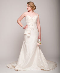 Elizabeth Fillmore
Analise
Ivory
Taffeta
Pleated
Floral
Trumpet
Wedding Dress
Wide Front