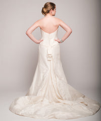 Elizabeth Fillmore
Analise
Ivory
Taffeta
Pleated
Floral
Trumpet
Wedding Dress
Wide Back
