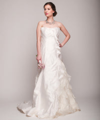 Junko Yoshioka
Petal
White
Ivory
Silk
Ruffle
Strapless
Wedding Dress
Front wide