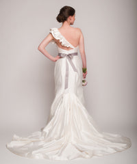 Romona Keveza
Fit & Flare
One Shoulder
Ruffled
Silk Dupioni
Back Wide