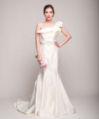 Romona Keveza
Fit & Flare
One Shoulder
Ruffled
Silk Dupioni
Front Wide