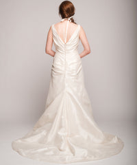 Jenny Lee 610
V-Neck
Ruched Bodice
Silk Taffeta
Ivory
Straps
Wedding Dress
Back Wide