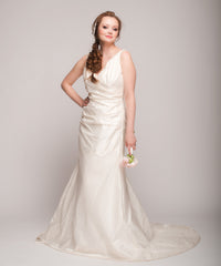 Jenny Lee 610
V-Neck
Ruched Bodice
Silk Taffeta
Ivory
Straps
Wedding Dress
Side Wide