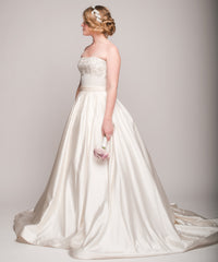Reem Acra
Lasting Memories
Ball Gown
Silk
Embroidery
Sequins
Side Wide