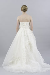 Vera Wang
Ella
A-line
White
Floral
Tulle
Wedding Dress
Back