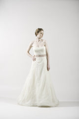 Vera Wang
Ivory
Lace 
Organza
feminine
sweetheart