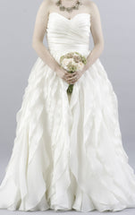 Monique Lhuillier Winter
Ruffled
Ivory
Organza
Silk Satin
Ball Gown
Wedding Dress
front close