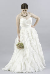Monique Lhuillier Winter
Ruffled
Ivory
Organza
Silk Satin
Ball Gown
Wedding Dress
front