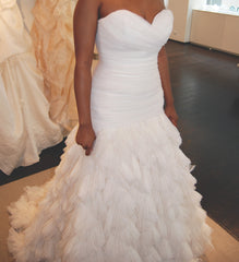 Kenneth Pool
Fashionista
Mermaid Gown
ivory
tulle
layered skirt
sweetheart
