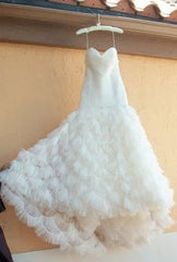 Kenneth Pool
Fashionista
Mermaid Gown
ivory
tulle
layered skirt
sweetheart