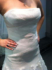Vera Wang
Devon
Silk Organza
Strapless
Drop waist
Fit N Flare
Wedding Dress
Front close