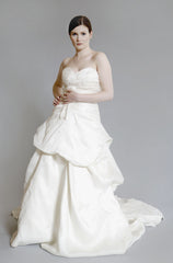 Monique Lhuillier
Yelena
Silk Organza
Ivory
Sweetheart
Drop waist
Pick ups
Wedding Dress
front another view