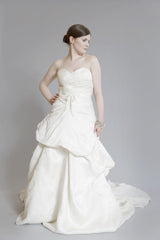 Monique Lhuillier
Yelena
Silk Organza
Ivory
Sweetheart
Drop waist
Pick ups
Wedding Dress
front third view
