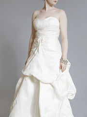 Monique Lhuillier
Yelena
Silk Organza
Ivory
Sweetheart
Drop waist
Pick ups
Wedding Dress
front close