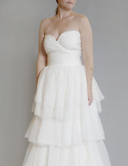 Monique Lhuillier
Atelier
Silk
Tulle
Strapless
Sweetheart
Wedding Dress
front close