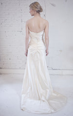 Jenny Lee
Silk Duchess
Satin
Ruched
Sash
Bow
Chapel Train
Wedding Dress
Back wide
