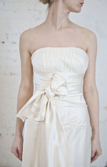 Jenny Lee
Silk Duchess
Satin
Ruched
Sash
Bow
Chapel Train
Wedding Dress
Front close