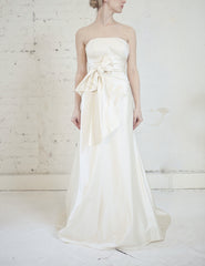 Jenny Lee
Silk Duchess
Satin
Ruched
Sash
Bow
Chapel Train
Wedding Dress
Front wide