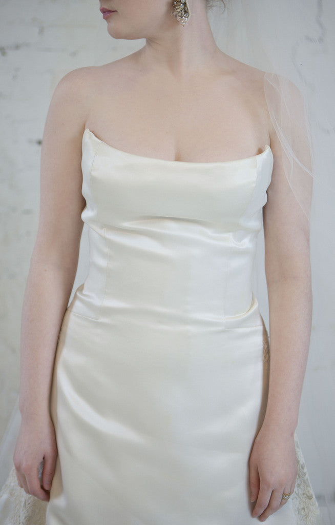 vera wang satin dress Our Vera Wang Whitney gown was originally purchased at a Neiman Marcus trunk show in 1997, where the original owner met Vera herself. The skirt is made of satin-faced silk organza, while the bodice