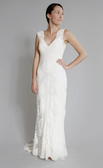 Elizabeth Fillmore 'Sophia' Ivory Chantilly Lace Wedding Dress
Two piece
V-neck
Straps
front