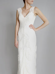 Elizabeth Fillmore 'Sophia' Ivory Chantilly Lace Wedding Dress
Two piece
V-neck
Straps
close front