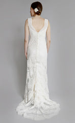 Elizabeth Fillmore 'Sophia' Ivory Chantilly Lace Wedding Dress
Two piece
V-neck
Straps
back wide