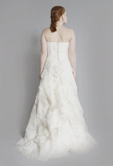 Vera Wang
Deidre
Ivory
Strapless
Tulle
Organza layers
Ball Gown
Wedding Dress
back